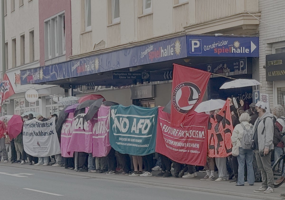 Antifa und Omas gegen Rechts bei der Demonstration von "Den Rechten die Räume nehmen" in der Johannisstraße in Osnabrück