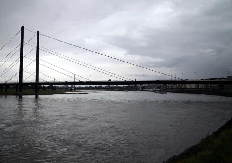 Rheinkniebrücke am