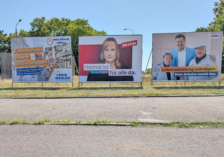 Wahlplakate vor