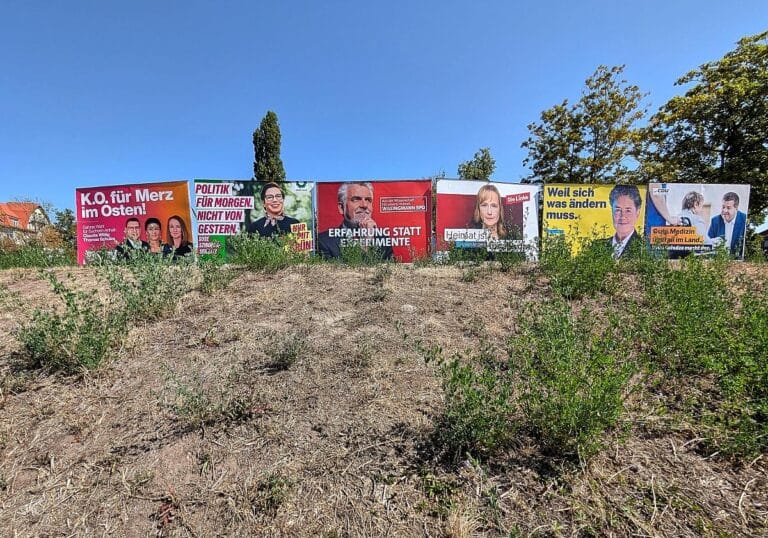 Wahlplakate vor