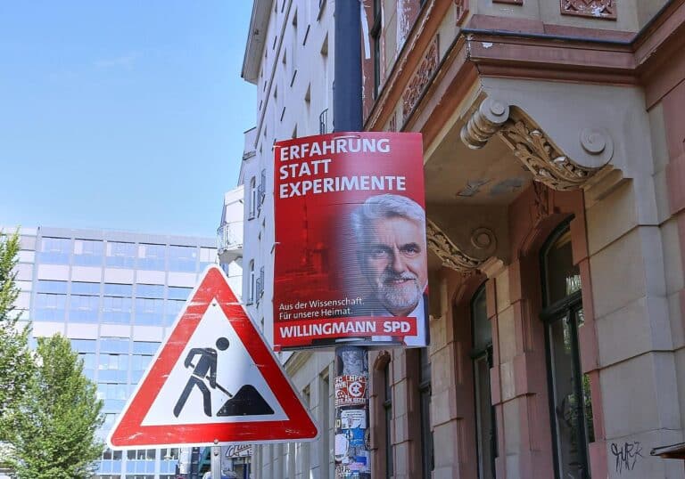 Wahlplakate vor