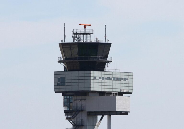 Flughafentower (Archiv)
