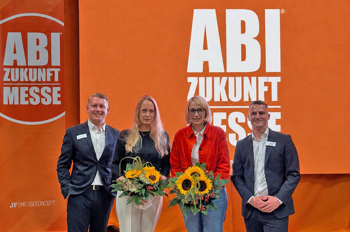 Landrätin Anna Kebschull und Oberbürgermeisterin Katharina Pötter (mittig) zusammen mit Julian Strotmann und Daniele Knäuper (beide JF Messekonzept)