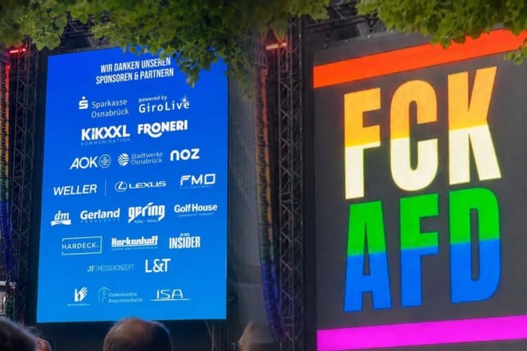Beim Schlossgarten Open Air 2026 wurden abwechselnd Sponsorenlogos und der Schriftzug "FCK AFD" eingeblendet. / Foto: Privat (Collage mithilfe von KI erstellt) in Innenstadt