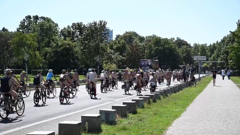 Erster Nacktradeln-Demo in Berlin mit Hunderten Teilnehmern