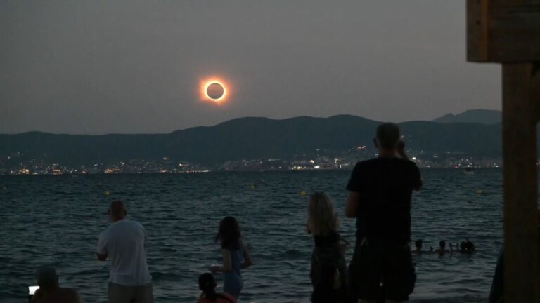 Jubel und Applaus: Sonnenfinsternis begeistert Millionen in Spanien