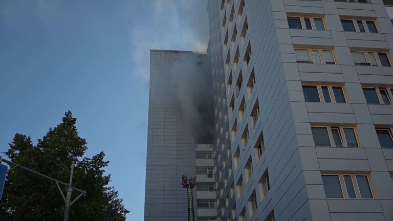 Hochhausbrand in Berlin: 13 Verletzte, Einsatz unter Kontrolle