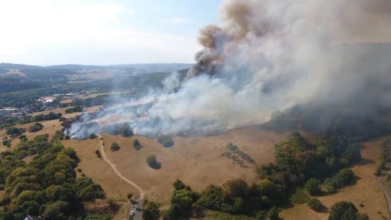 Feuerwehrkräfte kämpfen in Unterfranken und der Eifel gegen Flammen