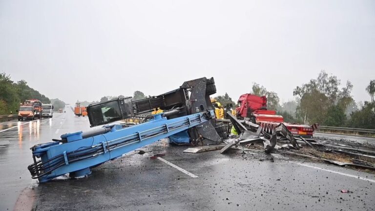 A2 bei Kamen: Schwertransporter kippt um – Vollsperrung