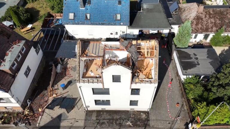 Zahlreiche beschädigte Häuser, teilweise wurden ganze Dächer abgedeckt