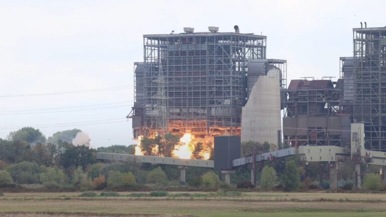 Sprengung in Voerde: Kesselhaus des RWE-Kraftwerks fällt