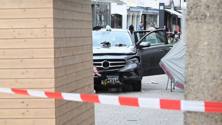 Auto rast durch Fußgängerzone in Hofgeismar