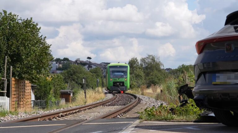 Auto kollidiert mit Strohgäubahn bei Ludwigsburg