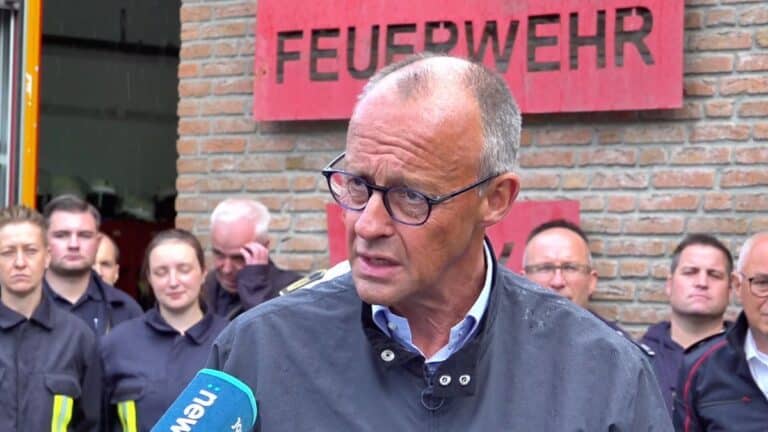 Merz besucht Hürtgenwald: Dank an Helfer, Buhrufe von Anwohnern