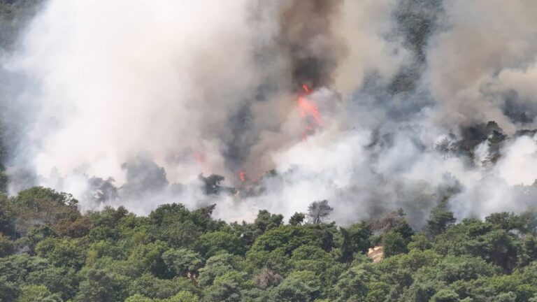 Großbrand setzt Einsatzkräfte unter Druck