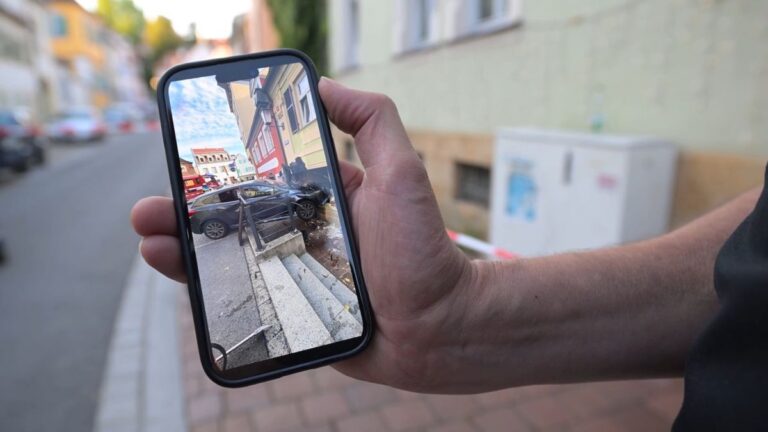 Auto rast in Bamberg in Hauswand – zwei Schwerverletzte