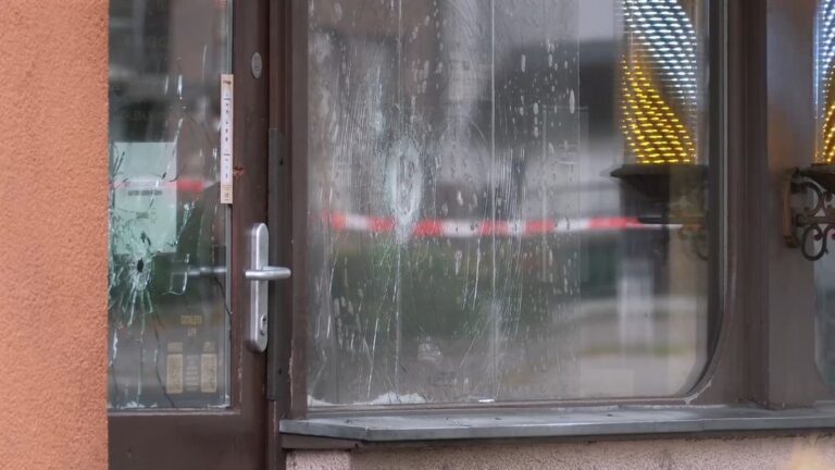 Schüsse und Sprengsatz: Angriff auf Berliner Geschäft