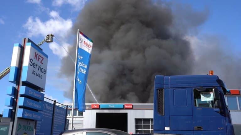 Brand in Beckumer Autowerkstatt: Zwei Verletzte