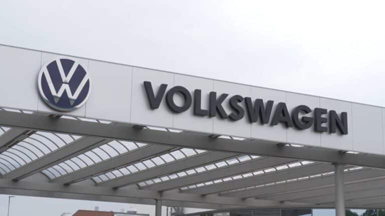 VW plant Abbau von Managementstellen und kämpft um Standorte