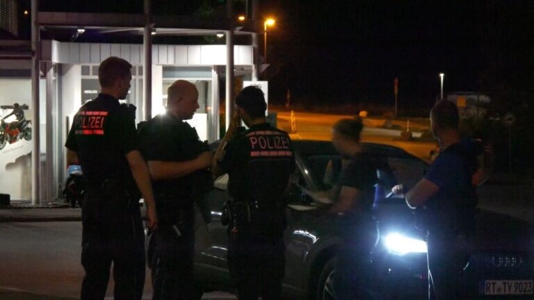 Maskierter schießt auf Auto in Eningen unter Achalm