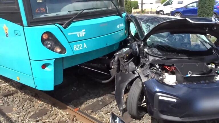 Hochtaunuskreis: Auto von U-Bahn erfasst – Zwei Verletzte