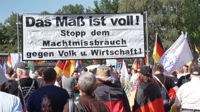 Großdemo gegen Bundesregierung in Plauen mit Gegenprotesten
