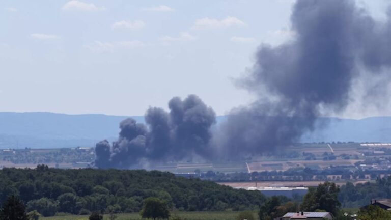 Großbrand in Neuhausen: Rauchwolke über Stuttgart sichtbar