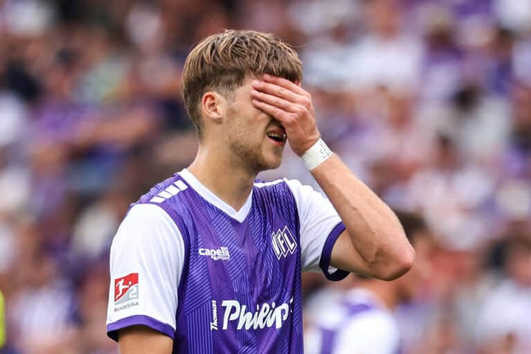 Bernd Riesselmann hält sich die Hand vor Augen / Foto: IMAGO / Maximilian Koch in Bremer Brücke