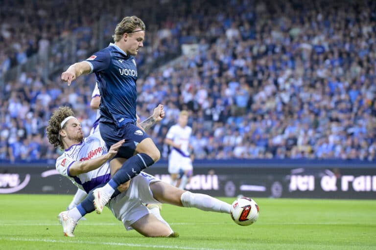 Joel Abu Hanna (VfL Osnabrück) im Zweikampf.