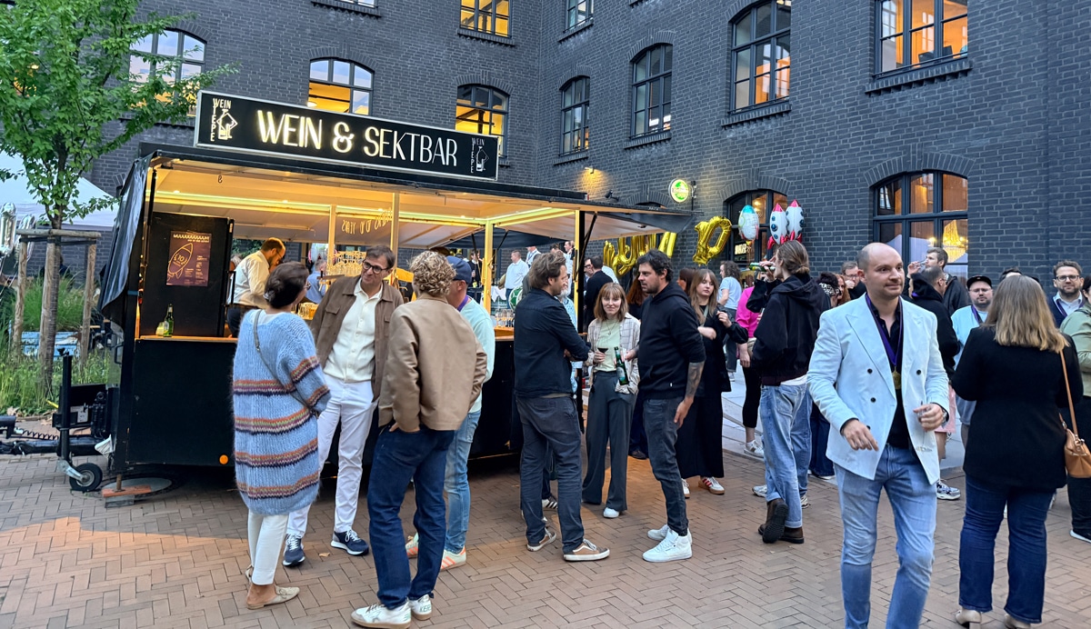 Gefeiert wurde im Hof des Hageloft bis spät in die Nacht