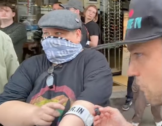 Auch wenn Ordner sich während einer Demonstration vermummen wird das von der Polizei in Osnabrück toleriert / Screenshot: Weichreite TV Uncut