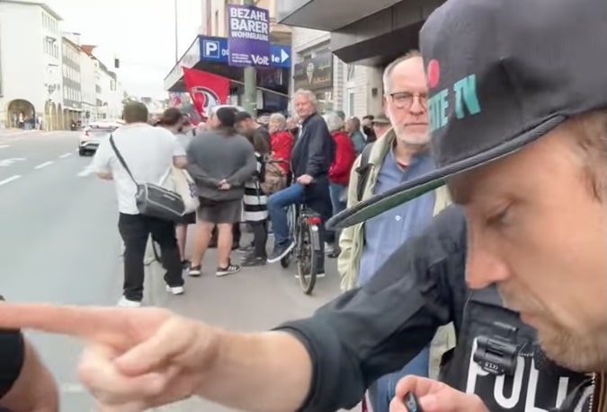 Streamer "Weichreite" bekommt als Erklärung für Polizeimaßnahme gesagt, er würde auf der Straße stehen – die Situation im Hintergrund zeigt, dass das so nicht stimmt
