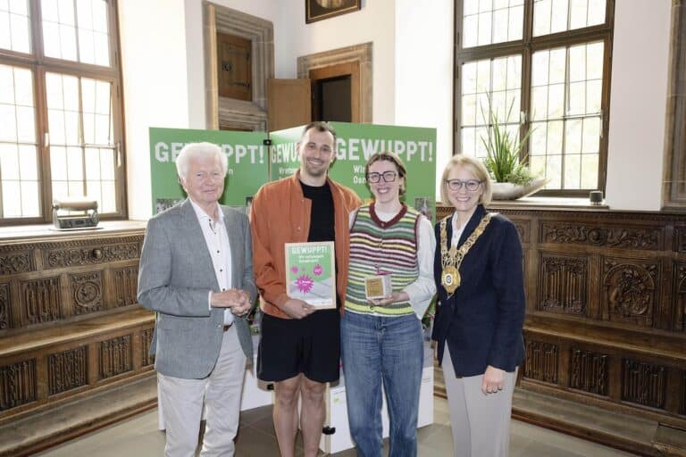 Mit den Preisträgern freuen sich Oberbürgermeisterin und Schirmherrin Katharina Pötter (ganz links) und Antonius Fahnemann von der Haarmann Stiftung (ganz rechts). / Foto: Hermann Pentermann in Osnabrück (Gesamtstadt)