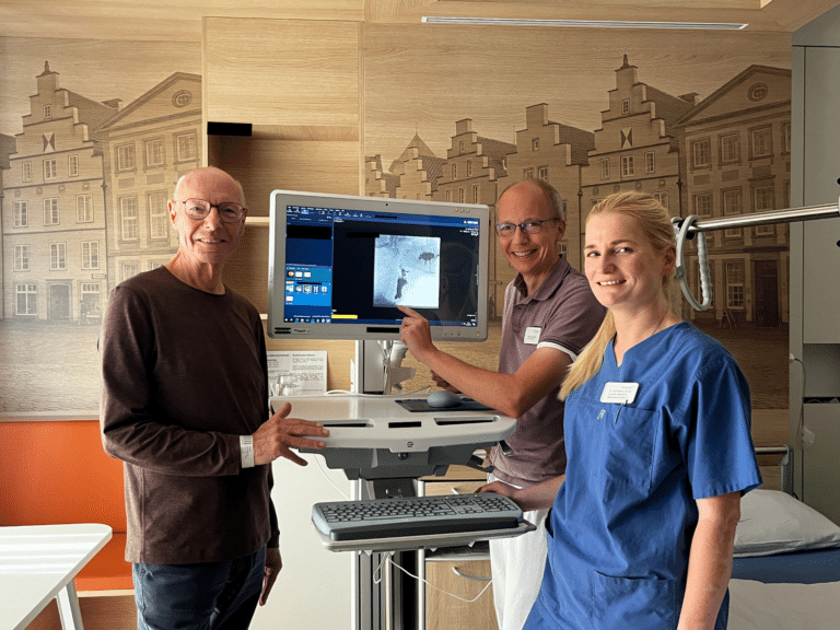 Blick auf die Ursache: Wolfgang Geier bespricht gemeinsam mit Dr. Blanca Assing, leitende Oberärztin der Klinik für Gastroenterologie, und Prof. Dr. Rainer Dziewas, Chefarzt der Klinik für Neurologie, die Röntgenkinematographie-Aufnahmen, die die Öffnungsstörung des oberen Speiseröhren-Schließmuskels zeigen in Westerberg