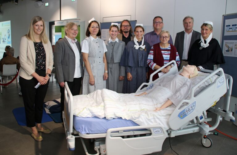 Mit einem Festakt wurden das Jubiläum „100 Jahre Pflegeausbildung“ und damit der 100. Geburtstag der Akademie des Klinikums begangen. Zusammen mit Akademieleiterin Dr. Janika Grunau und Klinikums-Geschäftsführer Klaus Beekmann freuten sich darüber zahlreiche Gratulanten in Westerberg
