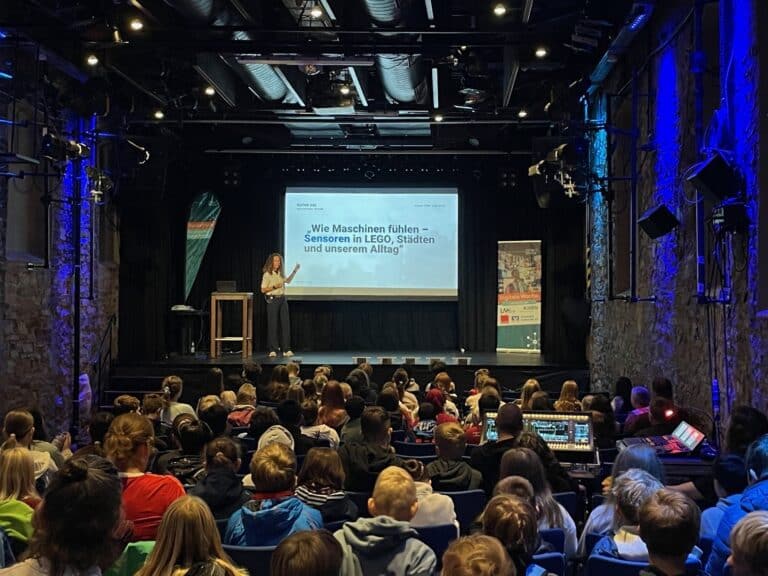 Bei den Smarts Kids Tagen der Digitalen Woche Osnabrück beschäftigten sich Schülerinnen und Schüler unter anderem mit dem Themen Robotik und KI in Osnabrück (Gesamtstadt)