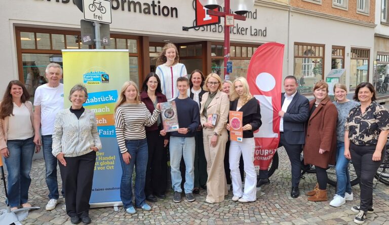 Fairer Handel erfährt in Osnabrück breite Unterstützung wie hier bei der Präsentation der fair gehandelten Schokolade, die es in der Tourist Info sowie im Osnabrücker Weltladen zu kaufen gibt. in Osnabrück (Gesamtstadt)