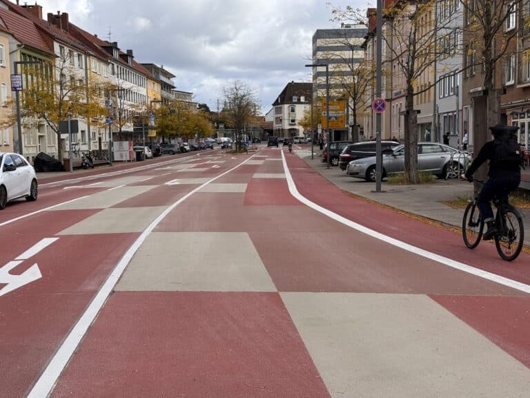 Der Rosenplatz in Osnabrück ist saniert worden und wieder für den Verkehr frei. / Foto: Constantin Binder in Innenstadt