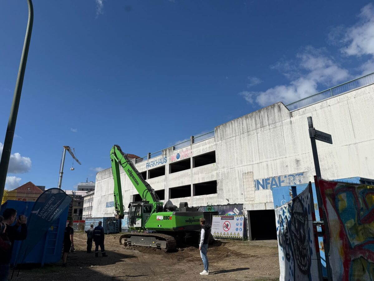Parkhaus-Abriss für Johannishöfe gestartet: Wird's jetzt endlich was mit dem Neumarkt in Osnabrück? Abrissbagger am alten Wöhrl-Parkhaus. / Foto: Hannah Meiners