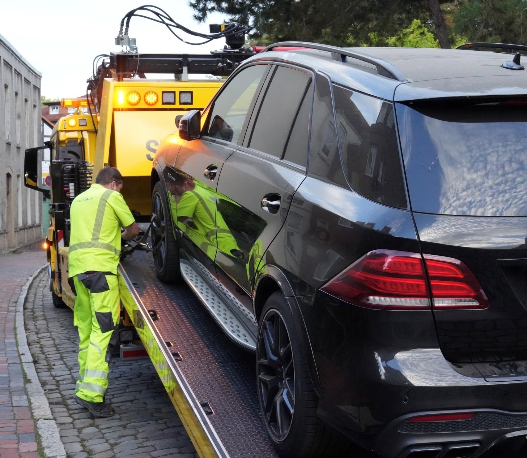 Ein Auto wird abgeschleppt