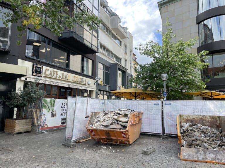 Baucontainer vor Café & Bar Celona. / Foto: Dominik Lapp in Innenstadt