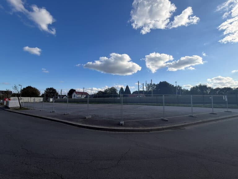 Auf diesem Privatgrundstück am Bahnhof Wissingen darf nicht geparkt werden. / Foto: Gemeinde Bissendorf in Bissendorf (Ort)