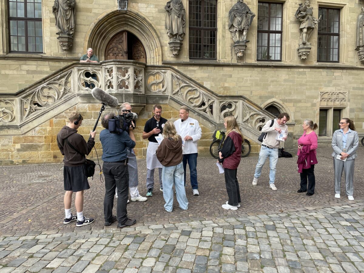 „Keine neuen Steuern auf Alltägliches“: Osnabrücks Bäcker und Fleischer machen gegen Verpackungssteuer mobil Einige Osnabrücker Bäcker, Konditoren und Fleischer im Gespräch mit Radio und TV. / Foto: Dominik Lapp