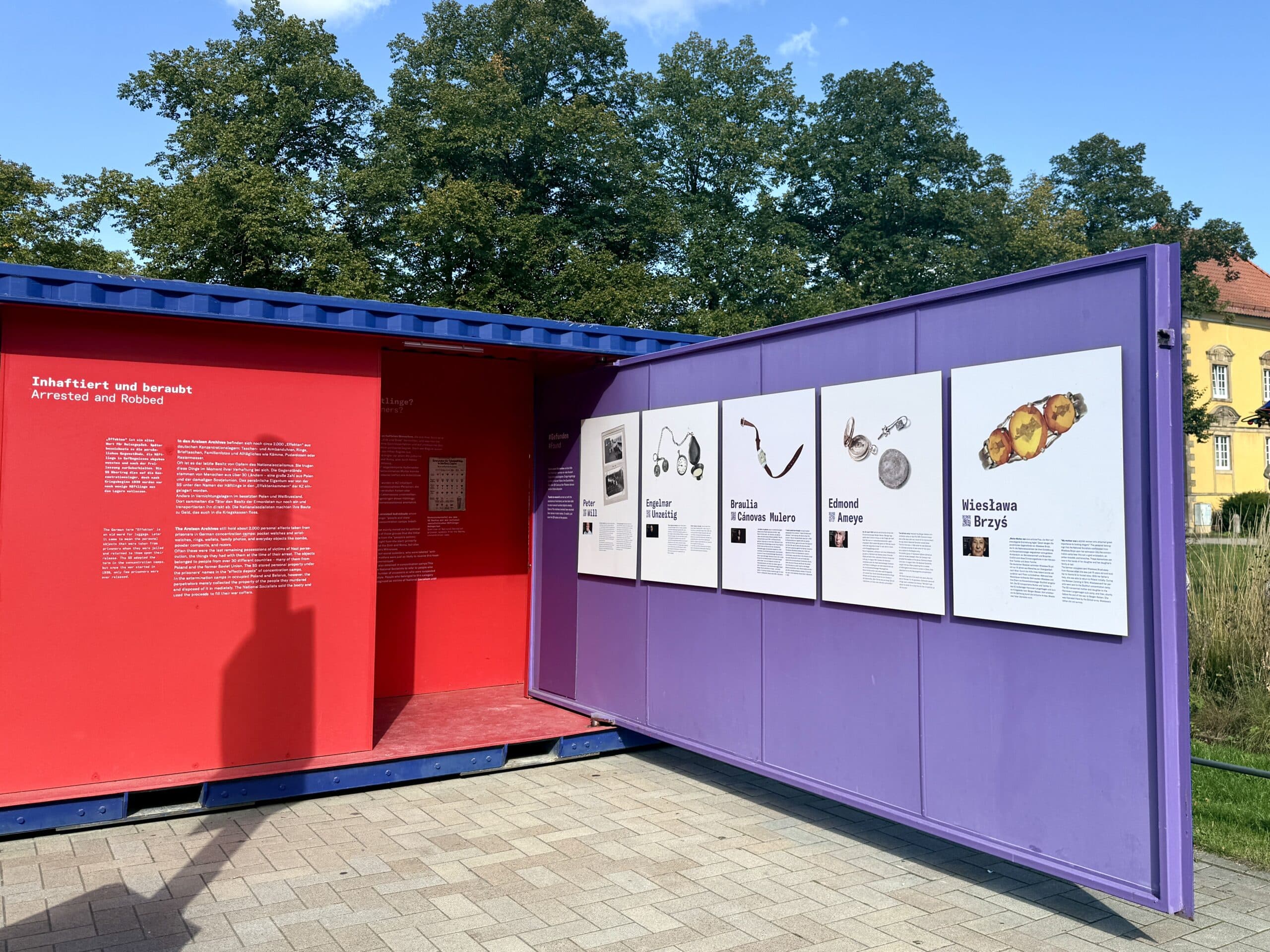 Der Container vor der OsnabrückHalle zeigt die Arbeit der Arolsen Archives und thematisiert die Schicksale von KZ-Häftlingen