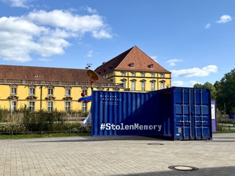 Die Ausstellung #StolenMemory ist noch bis zum 29. September neben der OsnabrückHalle in Innenstadt