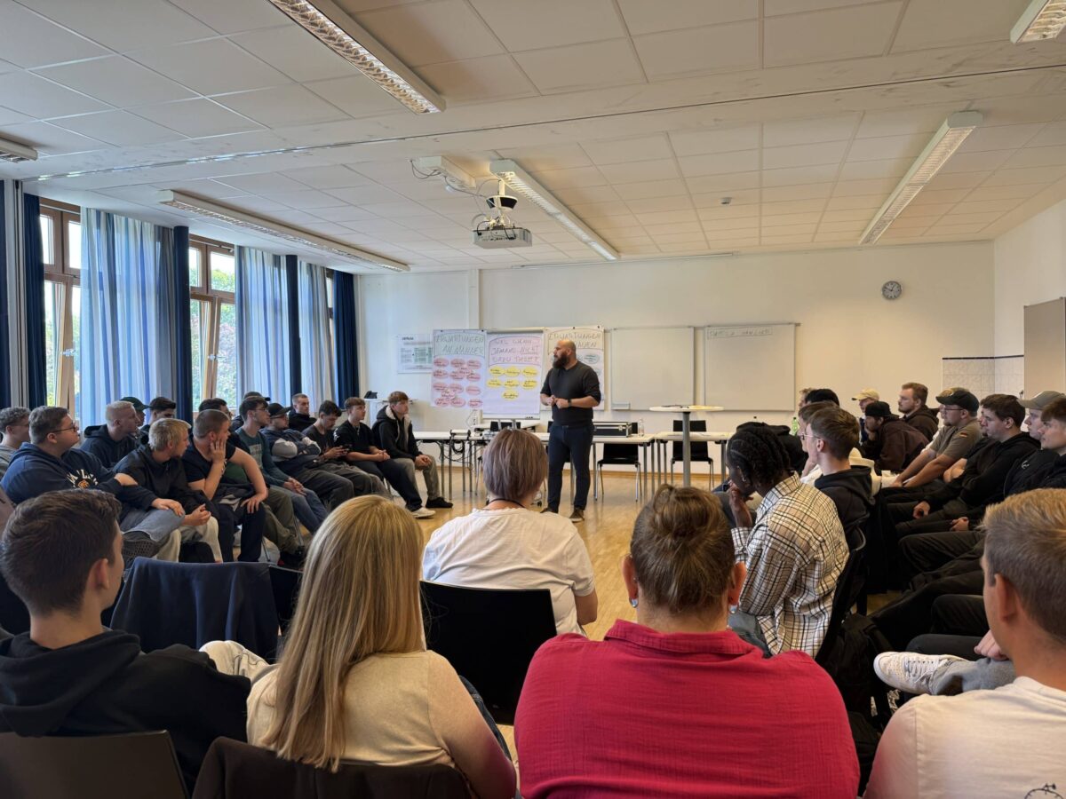 Patrick van Lier hält während der Projektwochen "Schule ohne Rassismus" Workshops zum Thema Sexismus an der BBS Brinkstraße