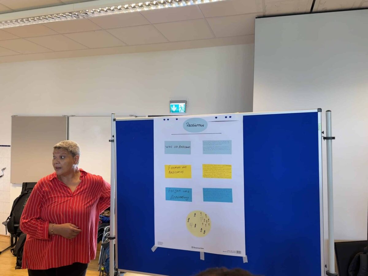 Gabriele Exner machte im Rahmen der Projektwochen einen Workshop zum Thema Mehrfachdiskriminierung. Die Schülerinnen und Schüler stellen die Ergebnisse Mitschülern vor, damit möglichst viele etwas Lernen