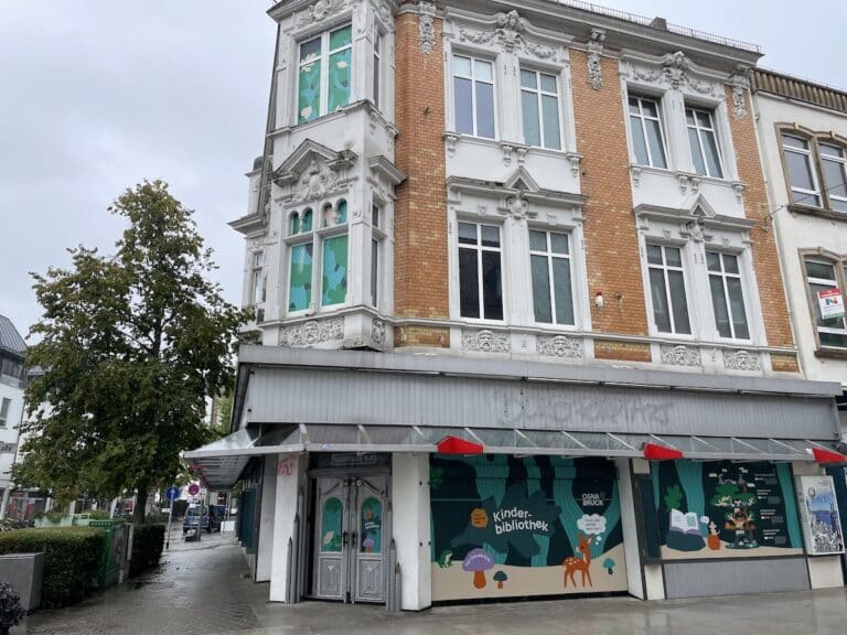 Beklebte Fenster weisen auf den neuen Standort der Kinderbibliothek Osnabrück hin. / Foto: Dominik Lapp in Innenstadt