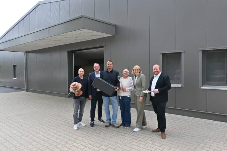 Sichtlich erfreut über die Eröffnung sind (von links) Dirk Brockmeyer, Ingmar Bojes, Roman Naubereit, Karola Naubereit, Katharina Pötter und Alexander Strangmann. / Foto: WFO in Dodesheide