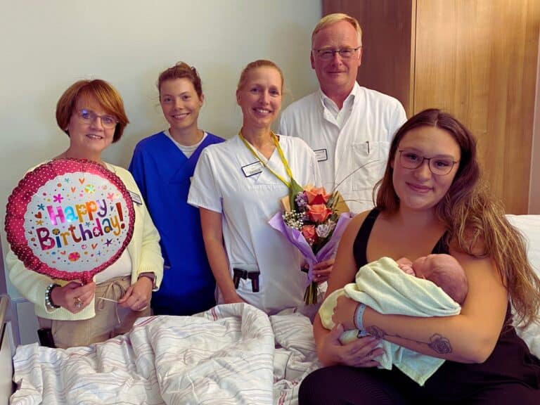 Andrea Lücke (Pflegerische Klinikleitung), Jule Brünenkamp (Hebamme), Jana Schauer (Stationsleitung) und Dr. Götz Menke (Chefarzt) gratulieren Pia Pohlmann zur Geburt von Luana Mia, dem 2.000. Baby in diesem Jahr im MHO (von links). Foto: MHO/Esther Alves-Spielmeyer in Osnabrück (Gesamtstadt)